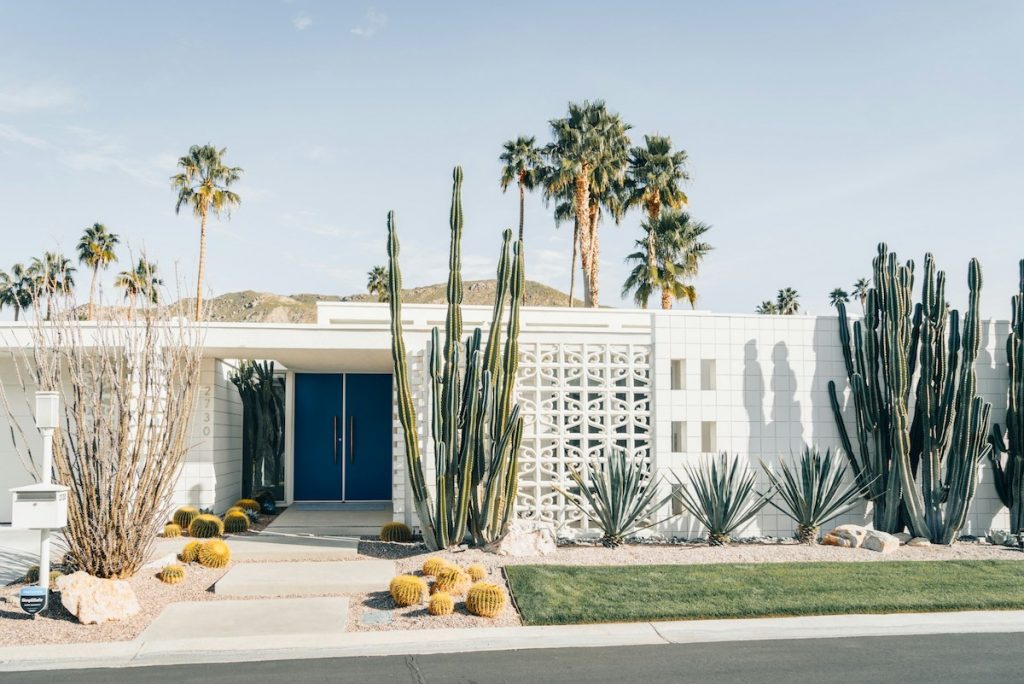 White mid century modern home in Palm Springs