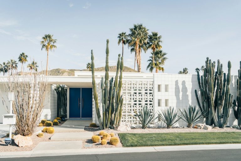 White mid century modern home in Palm Springs