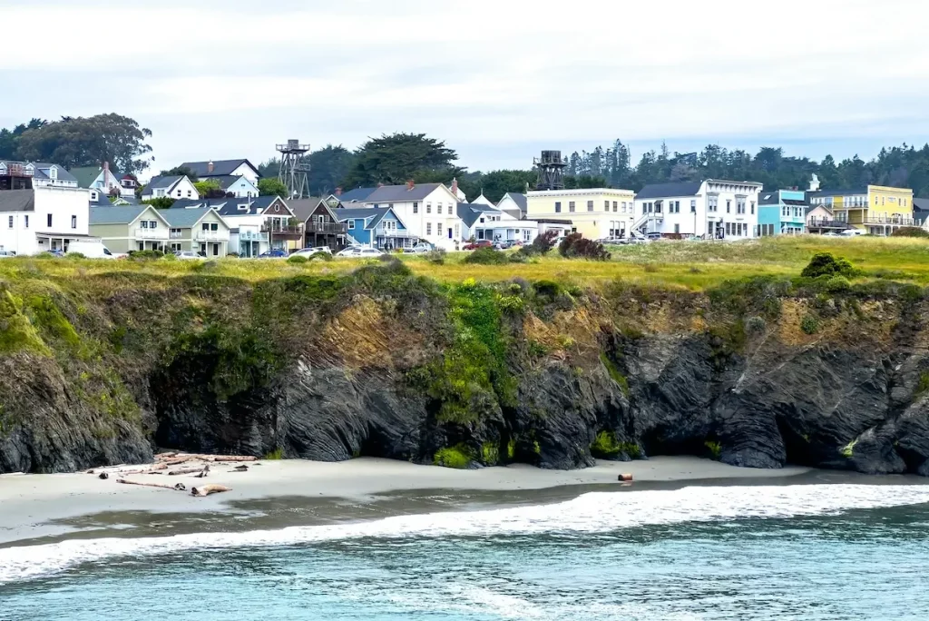 Small homes and buildings over the cliffs in Mendocino